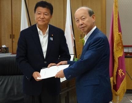 画像：新藤総務大臣に要請活動を行う石井富山県知事